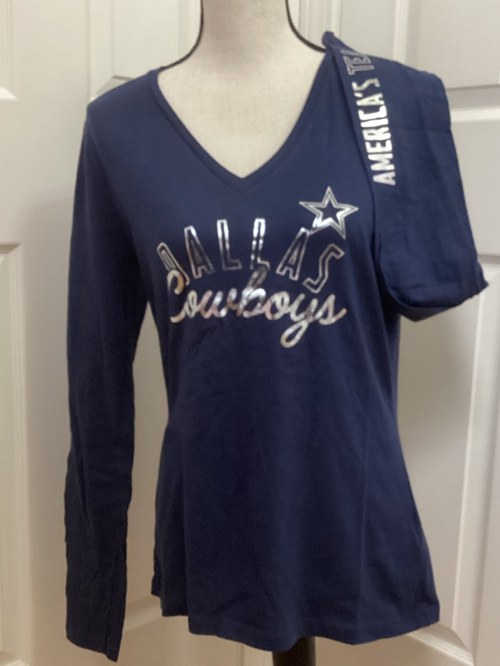 Womens’s Fanatics Navy Dallas Cowboys Long Sleeve V-Neck Tee, size medium, NWT.